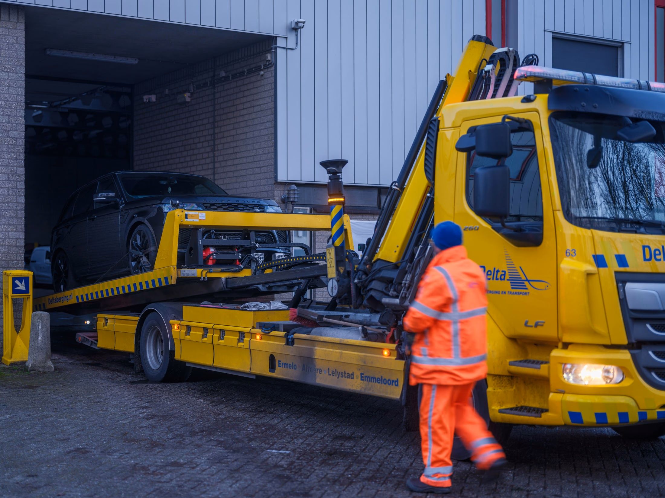 Эвакуатор загружает автомобиль — служба эвакуации FixGo