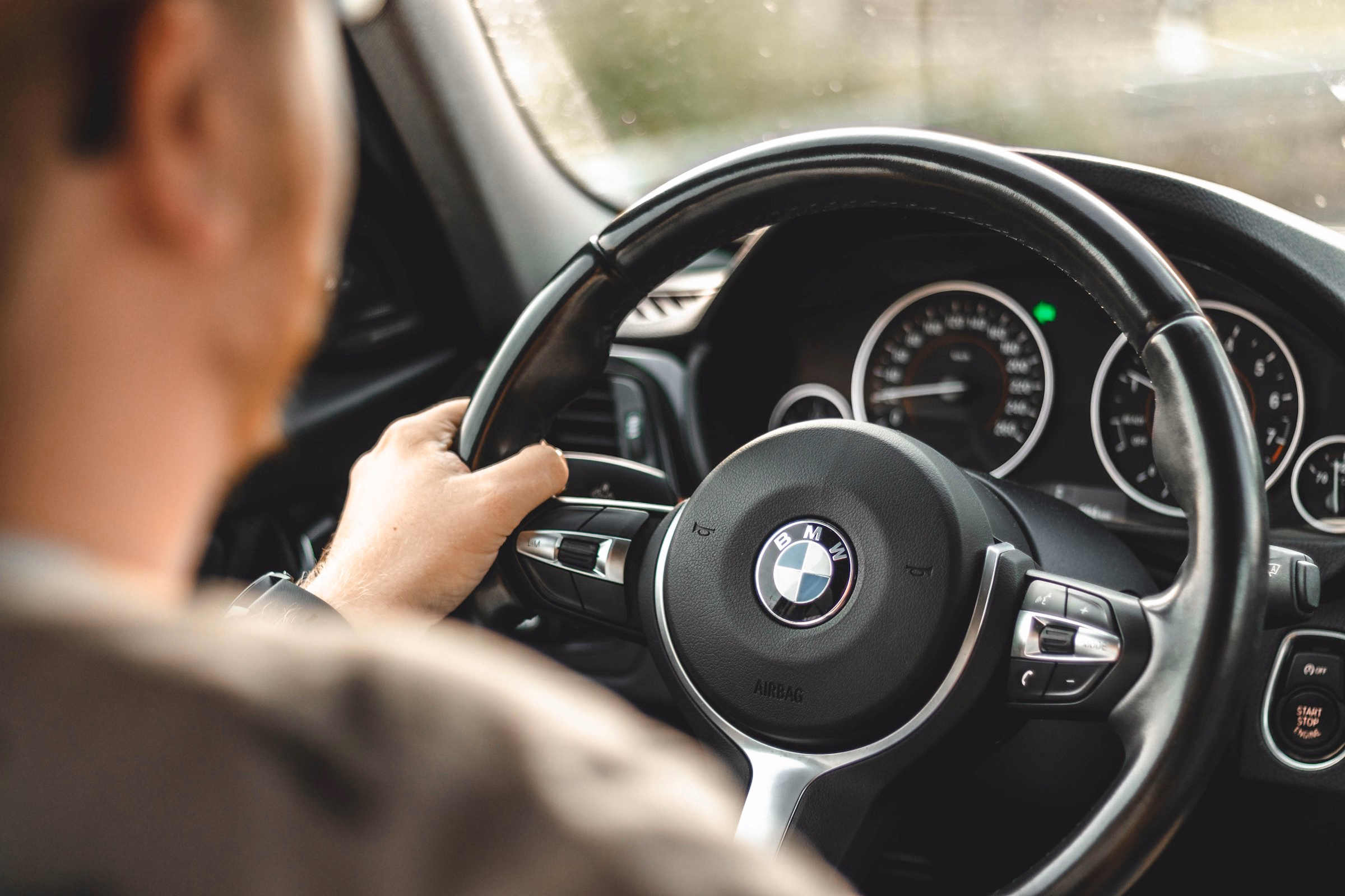 Водитель за рулем BMW